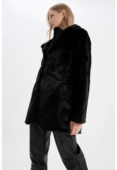 Палто от еко пух с остри ревери