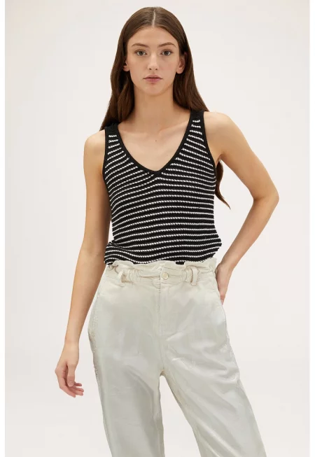 Плетен топ с шпиц - Бял/Черен