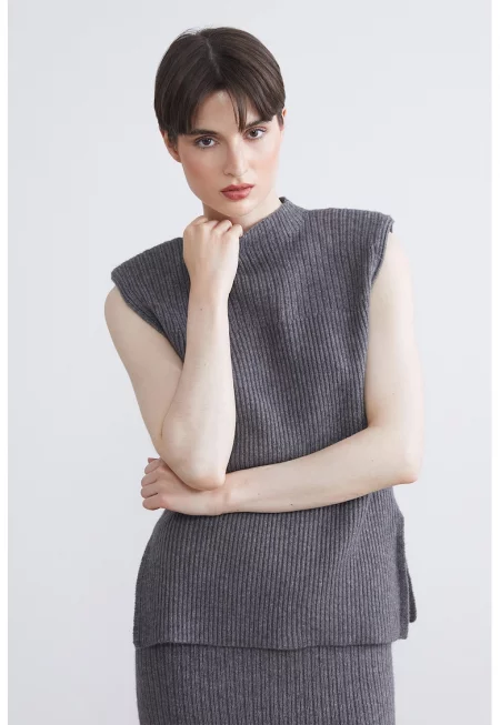 Пуловер без ръкави с подплънки на раменете