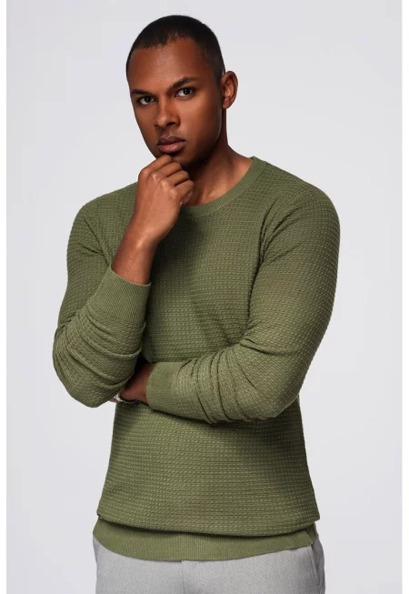 Релефен пуловер с овално деколте