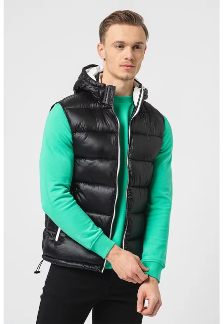 Капитониран елек с качулка