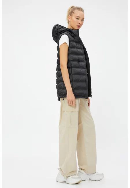 Капитониран елек с качулка