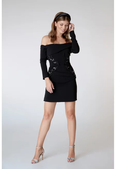 Къса рокля с голи рамене и пайети