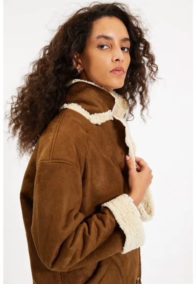 Късо палто от еко велур