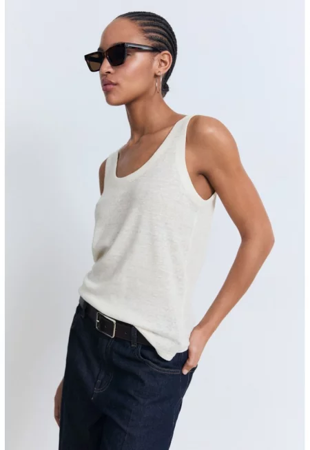 Ленен топ с овално деколте