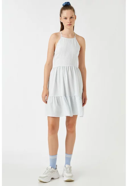 Раирана рокля с кръстосани презрамки