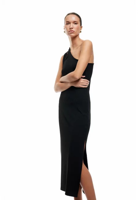 Рокля с асиметрично деколте