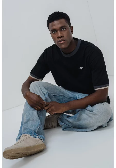 Тениска с овално деколте и контрасти