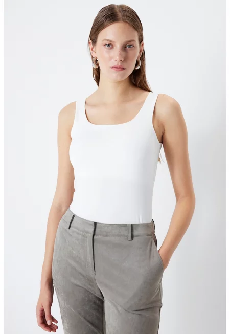 Топ с квадратно деколте