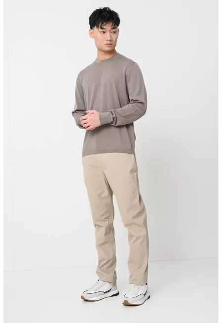 Вълнен пуловер с овално деколте