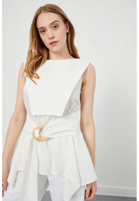 Асиметричен топ със застъпен дизайн - Бял