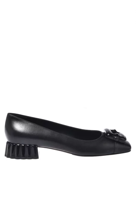 Кожени обувки с ток и метален детайл - Черен