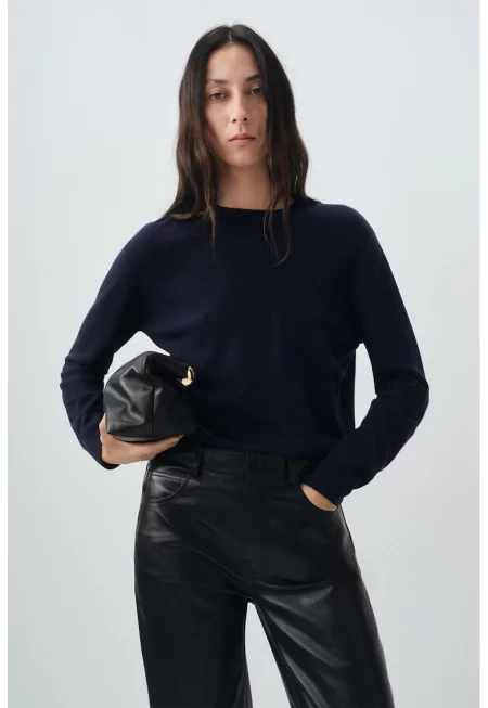 Пуловер с овално деколте