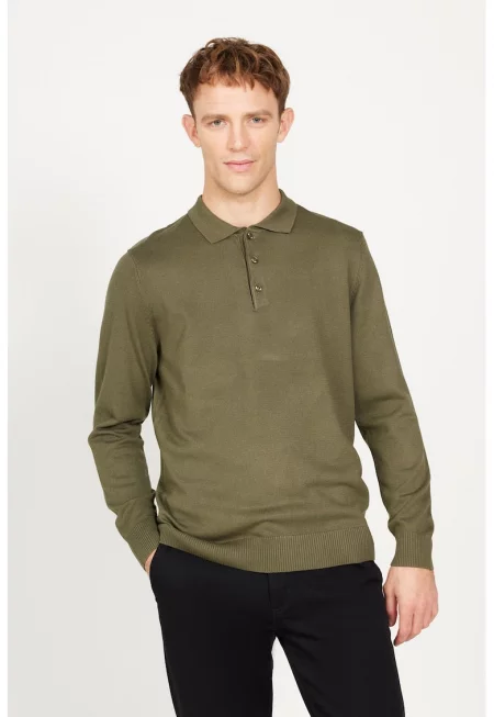 Пуловер с яка и изчистен десен