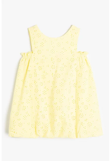 Рокля с голо рамо и бродерия