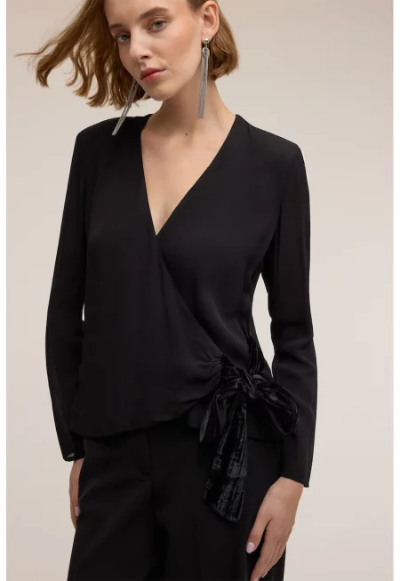 Шпиц блуза със застъпен дизайн