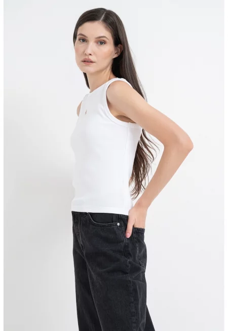 Слим топ с изрязан гръб