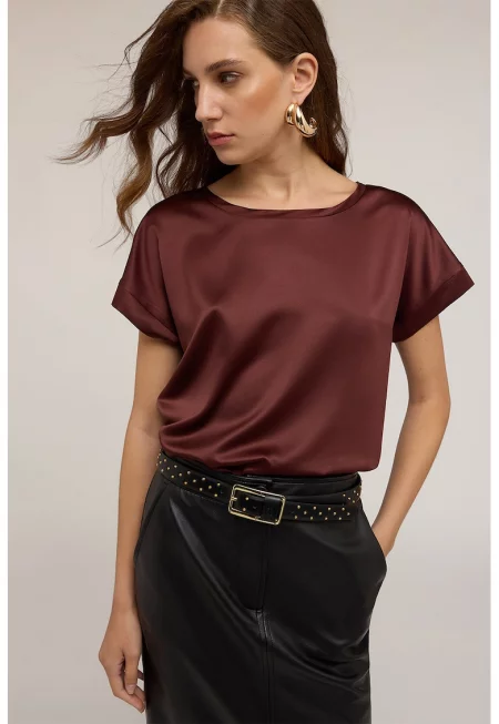 Тениска с овално деколте и сатиниран ефект