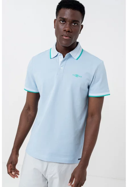 Тениска с яка и контрасти