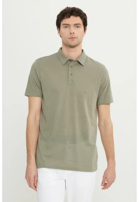 Тениска с яка и цепка с копчета