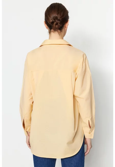 Уголемена риза с джоб на гърдите