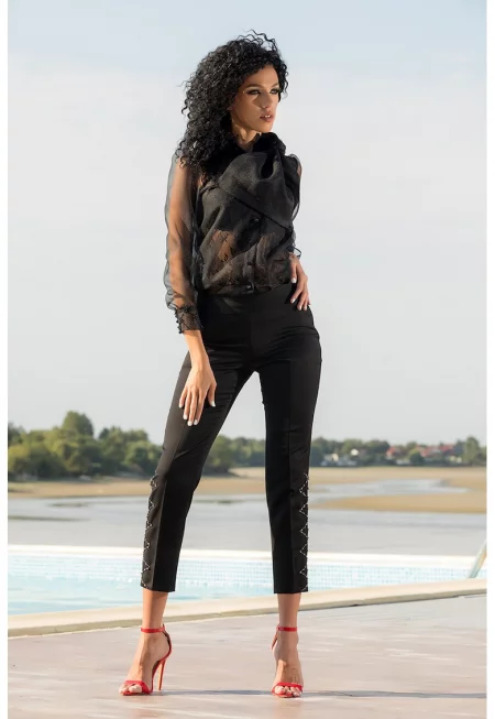 Ефирна блуза с мъниста по маншетите