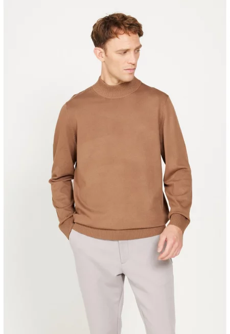 Фино плетен пуловер с овално деколте