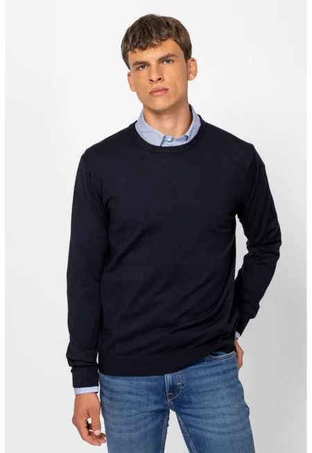 Фино плетен пуловер с овално деколте