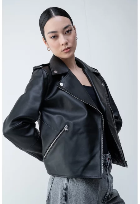 Кожено яке с асиметричен цип