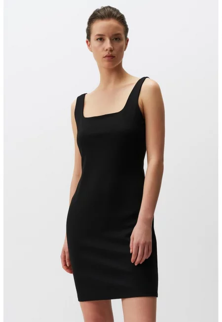 Прилепнала рокля с квадратно деколте