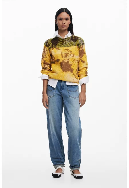 Пуловер с овално деколте и абстрактен принт