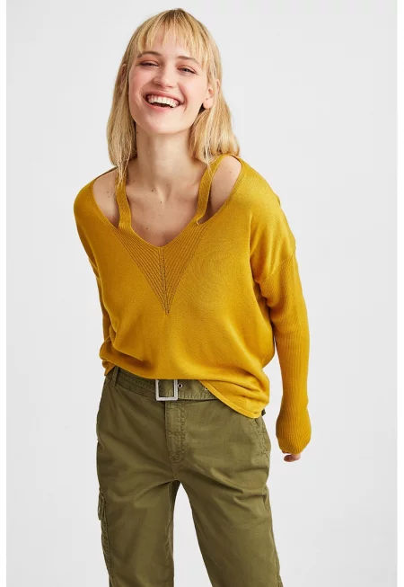 Пуловер с овално деколте и декоративни отвори