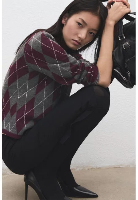 Пуловер с овално деколте и графична шарка - Сив/Тъмновиолетов