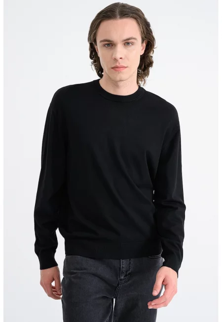 Пуловер с овално деколте