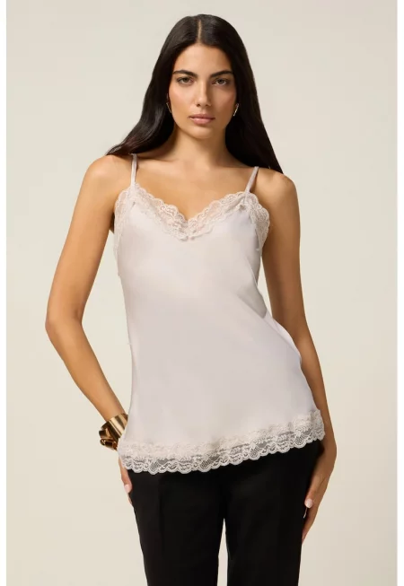 Сатиниран топ с дантела