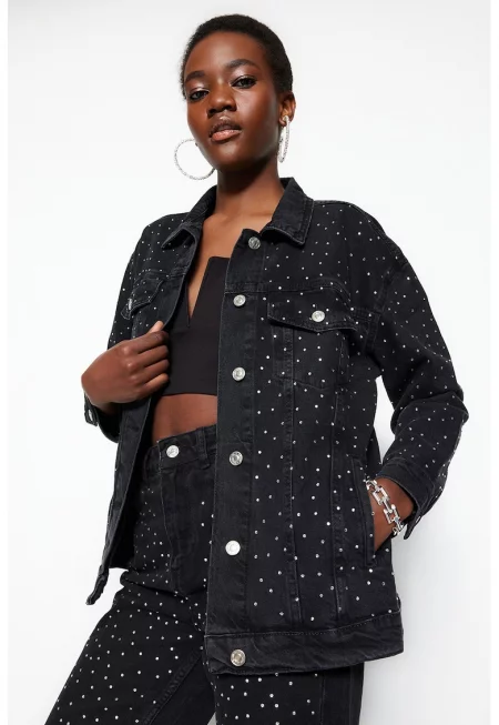 Яке от деним с декоративни камъни