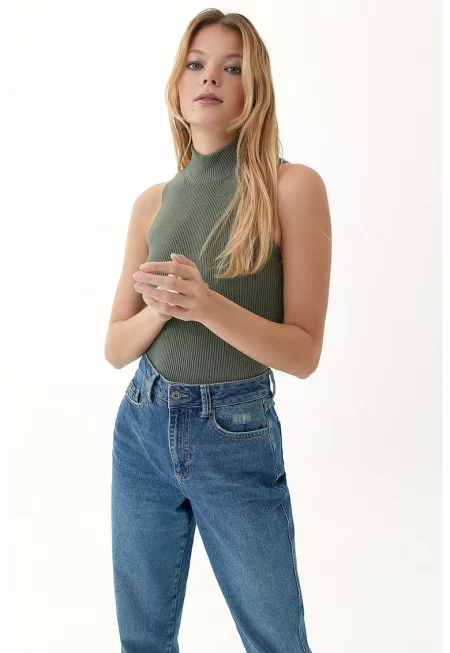 Едноцветен топ с ниска яка