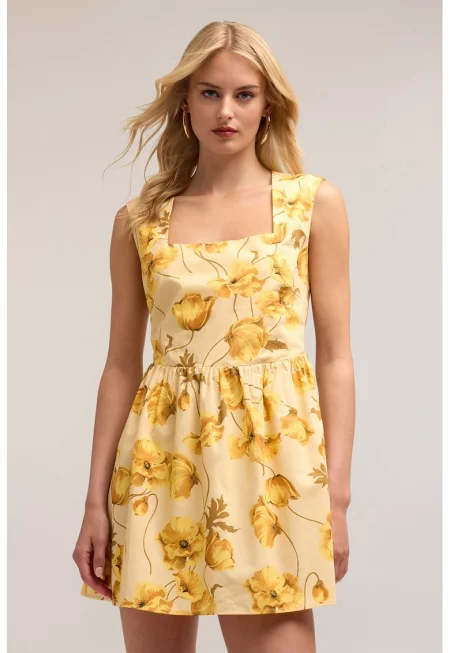 Къса рокля с квадратно деколте