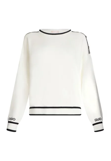 Пуловер с коприна с декоративни копчета - Бял