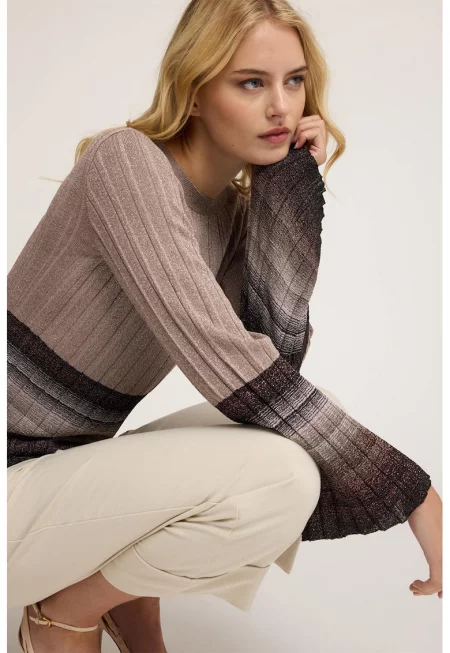 Релефен пуловер от лурекс с разкроени ръкави