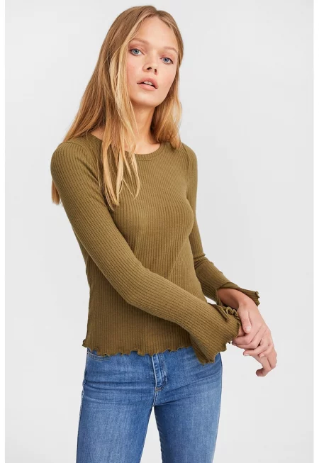 Рипсена блуза с вълнообразен подгъв