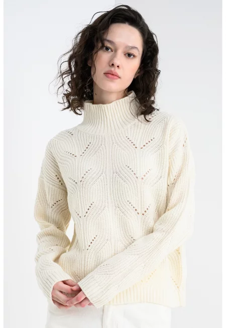 Уголемен пуловер с миди яка - Крем