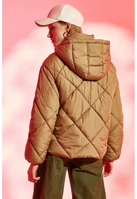 Зимно яке със свободна кройка и отделяща се качулка