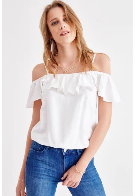 Блуза с отвори на раменете и дипли