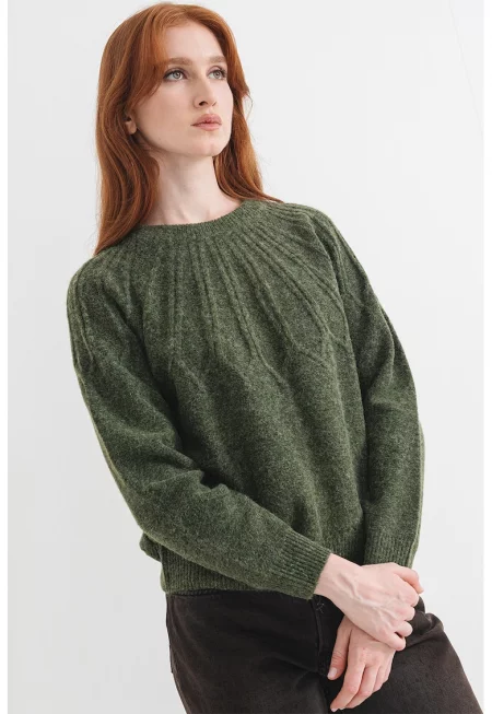 Плетен пуловер с овално деколте